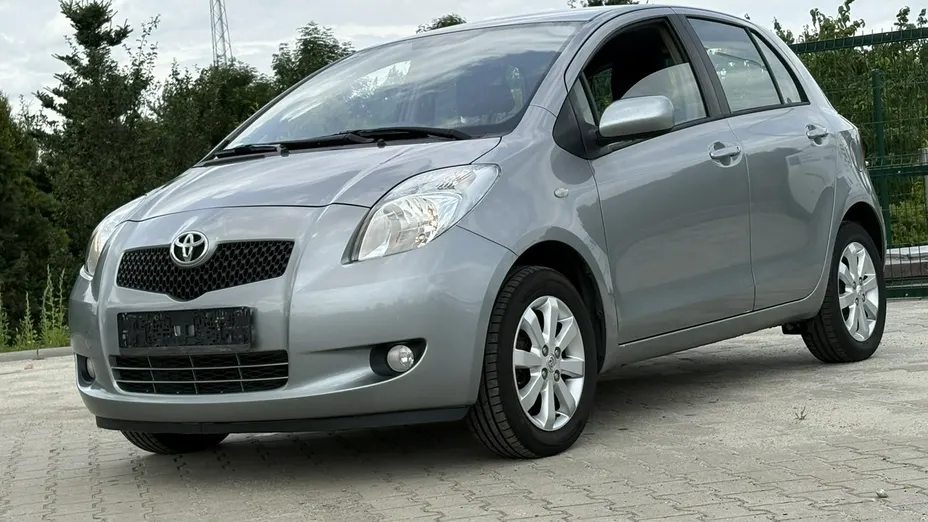 TOYOTA Yaris -
