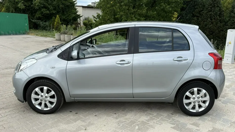 TOYOTA Yaris -