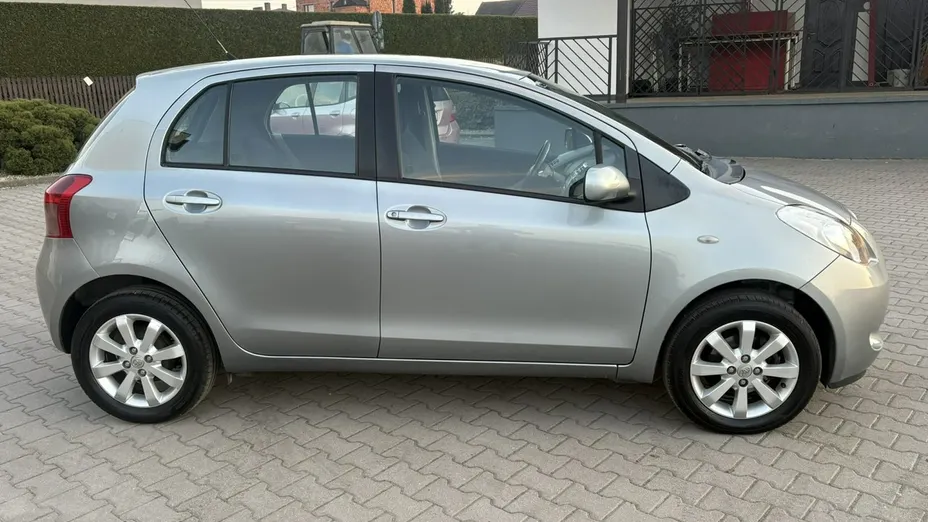 TOYOTA Yaris -