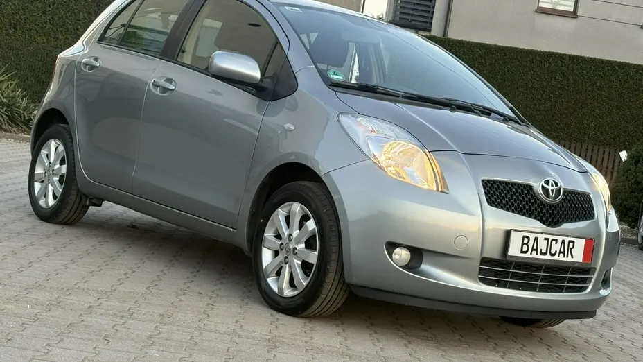 TOYOTA Yaris -