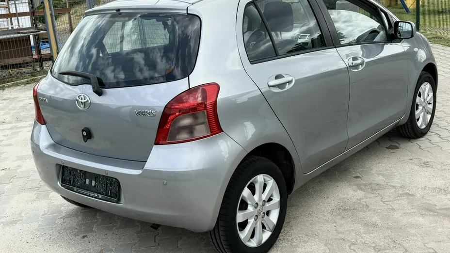 TOYOTA Yaris -