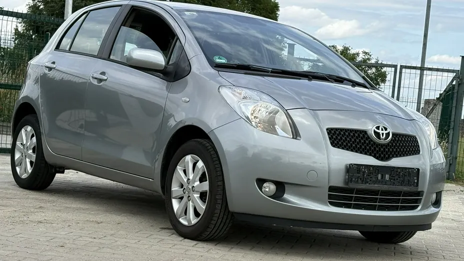 TOYOTA Yaris -