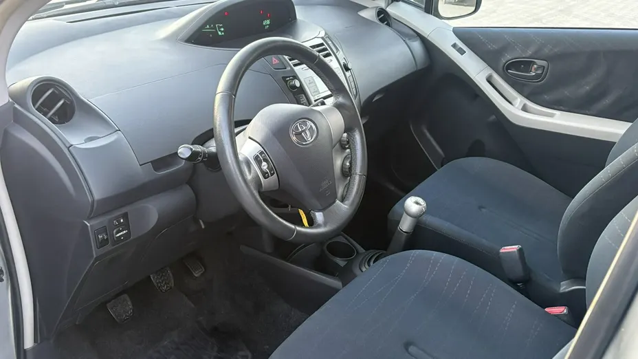 TOYOTA Yaris -