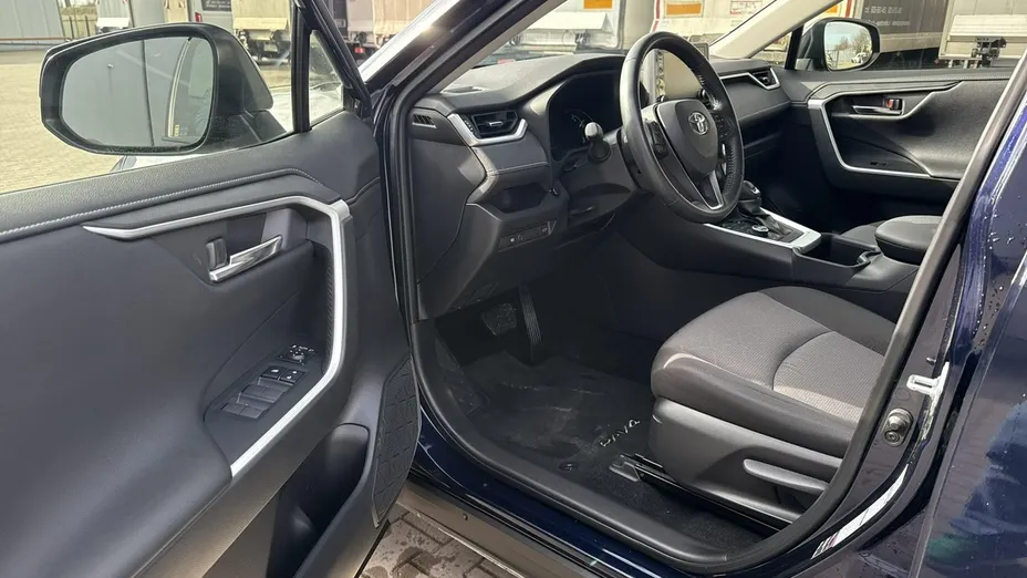 TOYOTA RAV4 -
