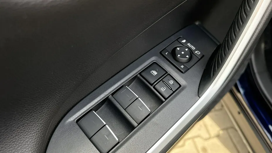 TOYOTA RAV4 -