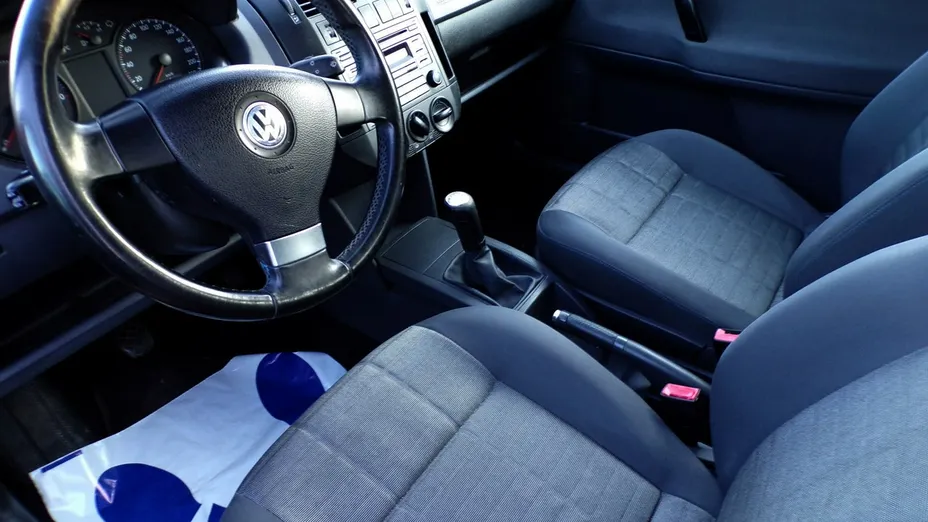 VOLKSWAGEN Polo -