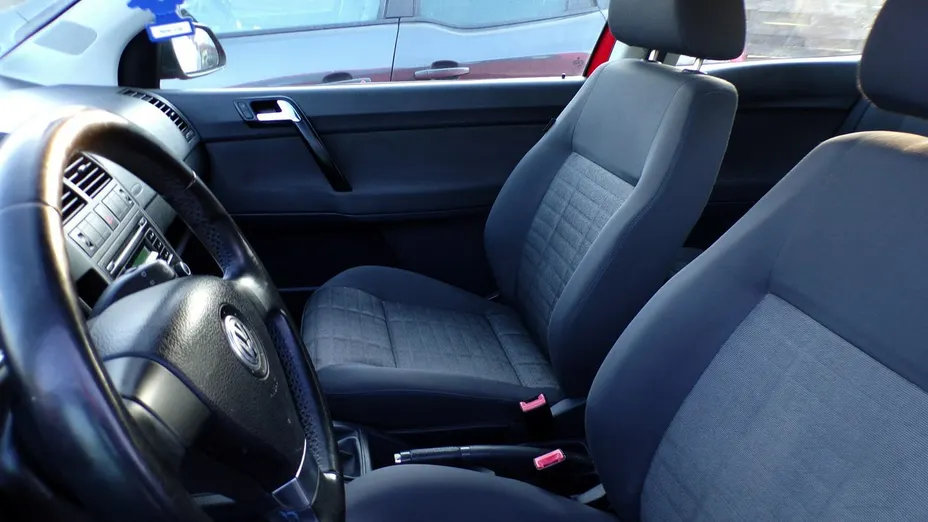 VOLKSWAGEN Polo -