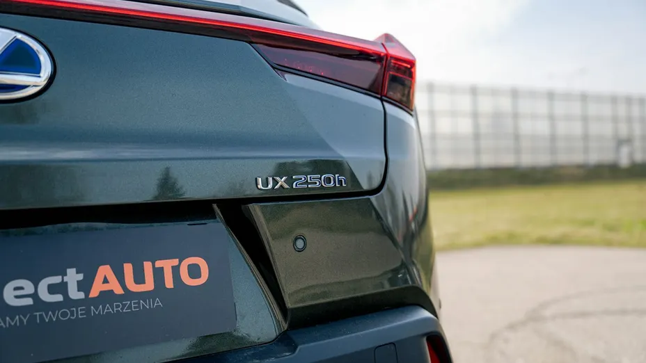 LEXUS UX -