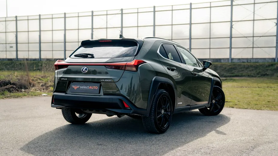 LEXUS UX -