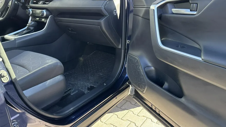 TOYOTA RAV4 -