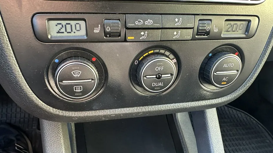 VOLKSWAGEN Golf -