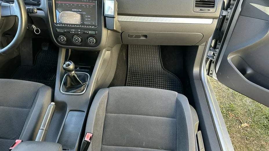 VOLKSWAGEN Golf -
