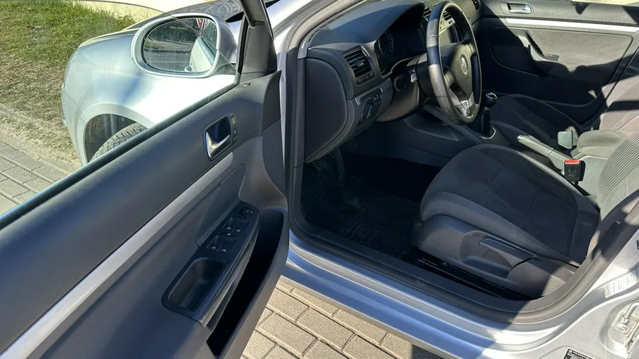 VOLKSWAGEN Golf -