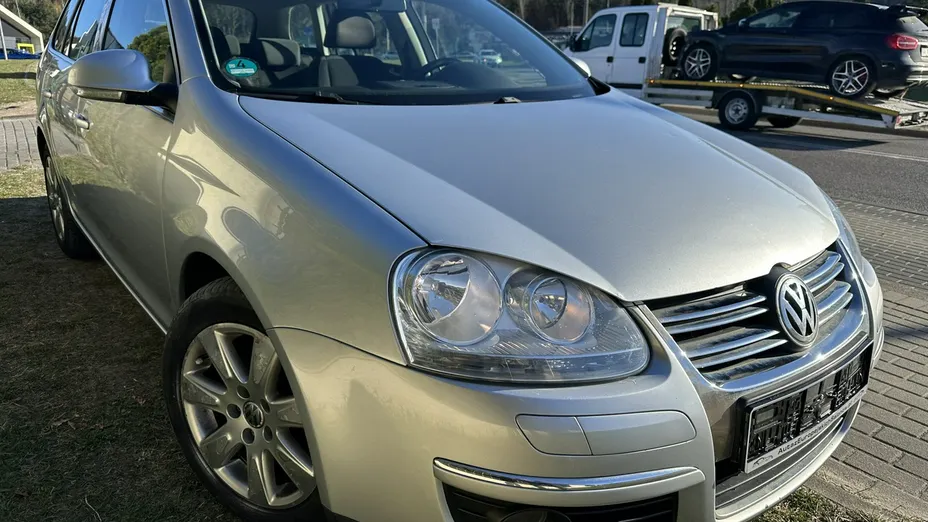 VOLKSWAGEN Golf -