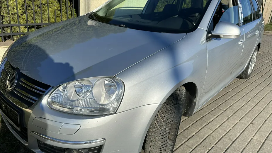 VOLKSWAGEN Golf -
