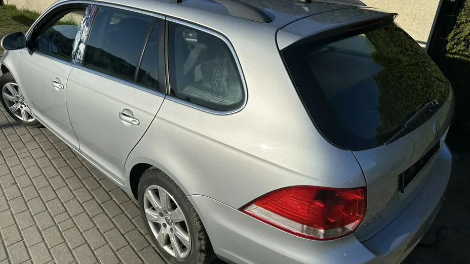 VOLKSWAGEN Golf -