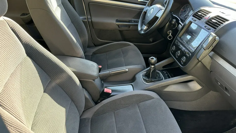 VOLKSWAGEN Golf -
