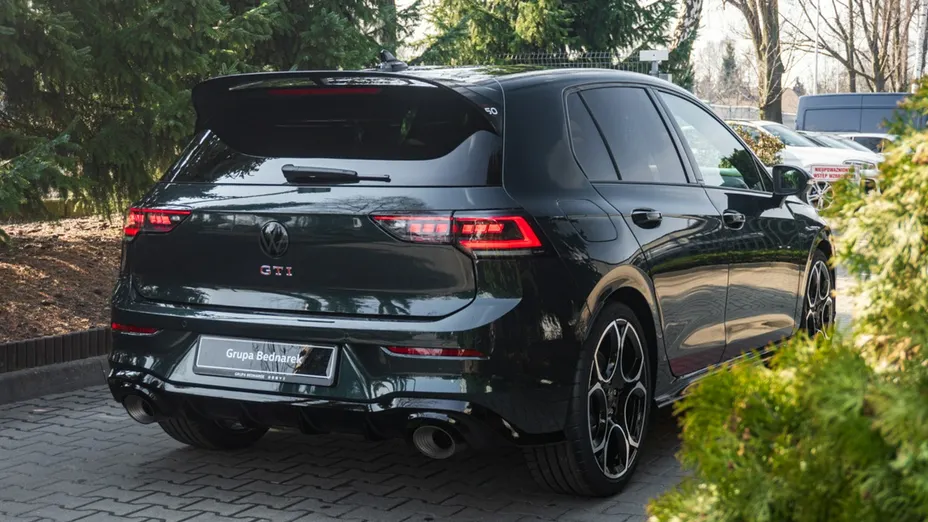 VOLKSWAGEN Golf -