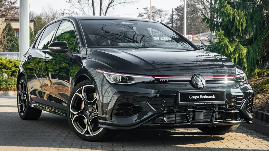 VOLKSWAGEN Golf -