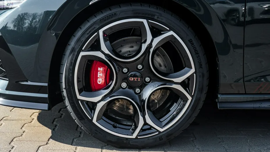 VOLKSWAGEN Golf -