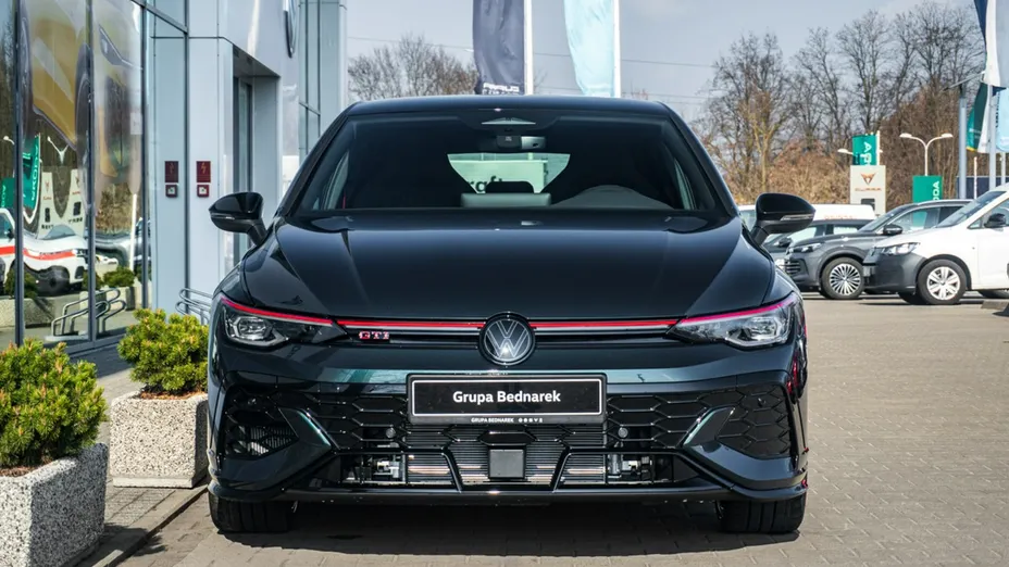 VOLKSWAGEN Golf -