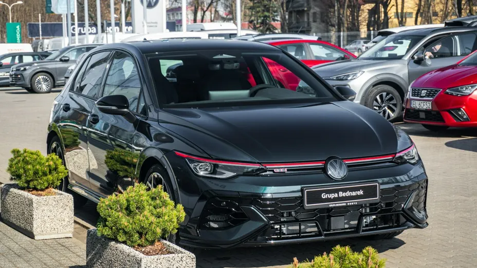 VOLKSWAGEN Golf -