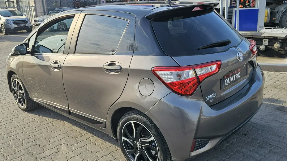 TOYOTA Yaris -
