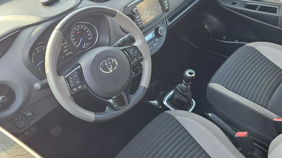 TOYOTA Yaris -