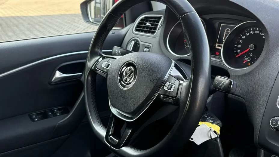 VOLKSWAGEN Polo -