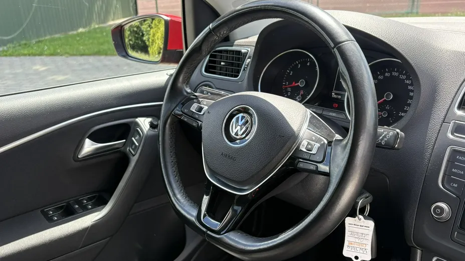 VOLKSWAGEN Polo -