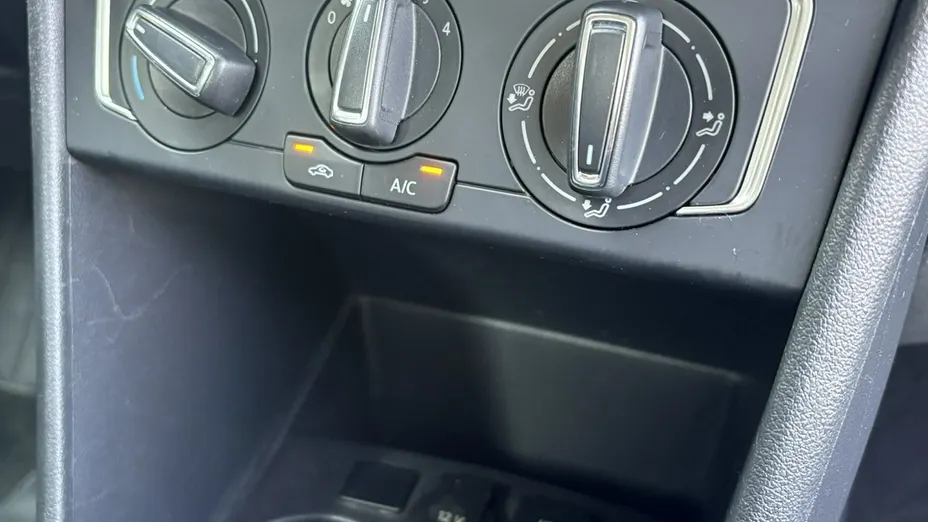 VOLKSWAGEN Polo -