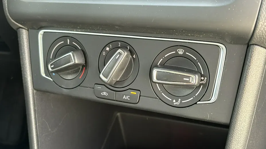 VOLKSWAGEN Polo -