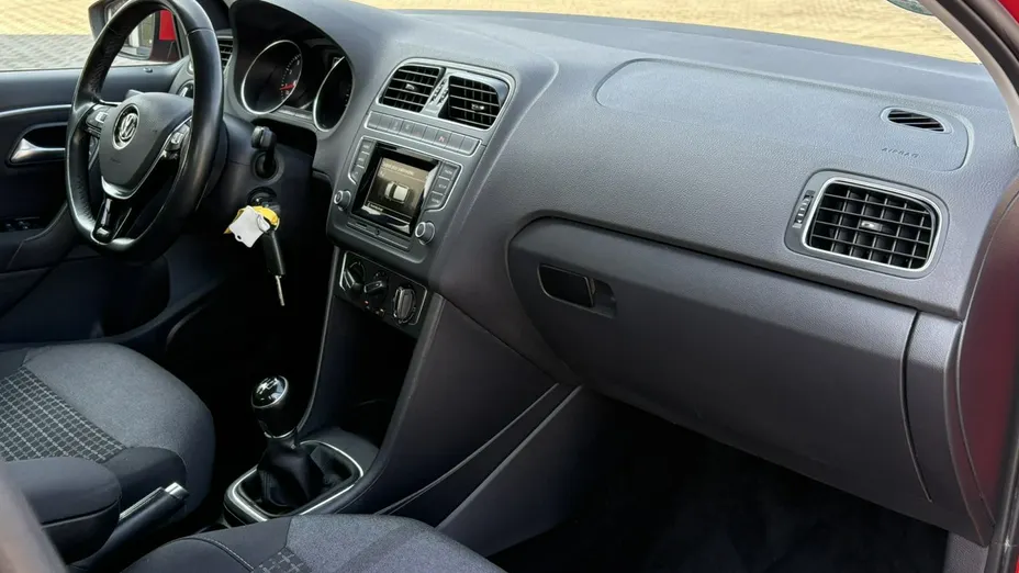 VOLKSWAGEN Polo -