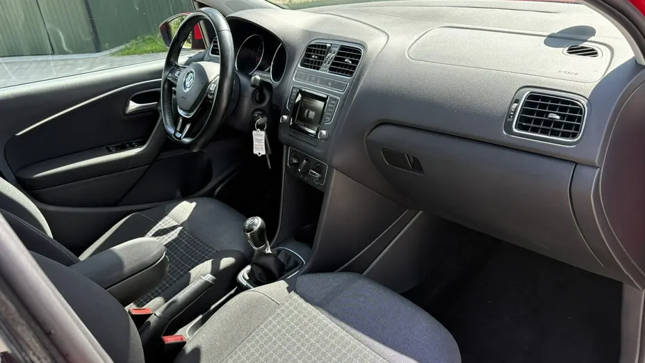 VOLKSWAGEN Polo -