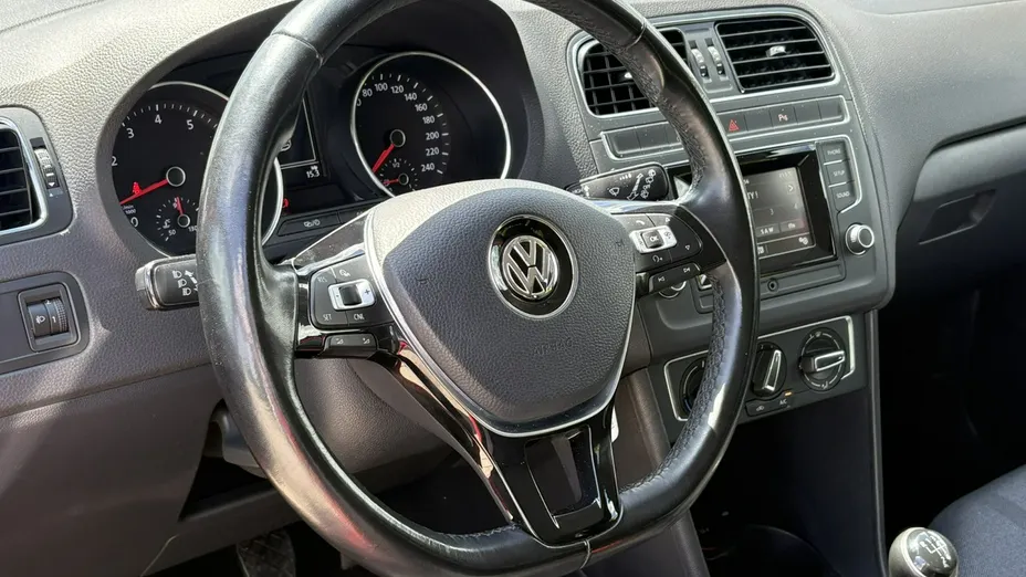 VOLKSWAGEN Polo -