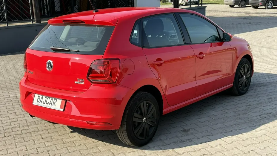 VOLKSWAGEN Polo -