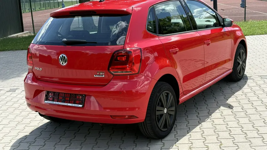 VOLKSWAGEN Polo -