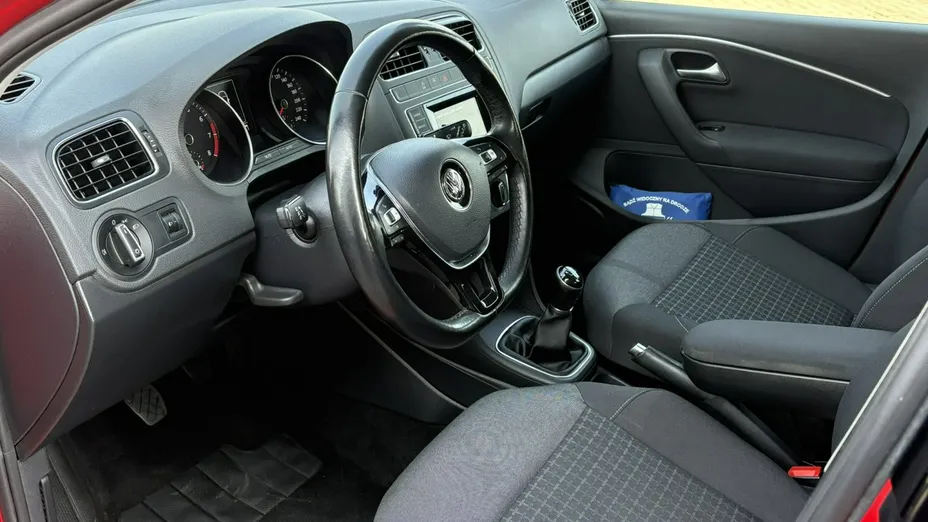 VOLKSWAGEN Polo -