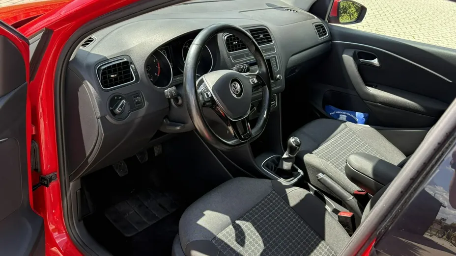 VOLKSWAGEN Polo -