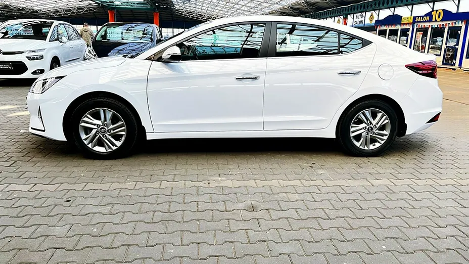 HYUNDAI Elantra -