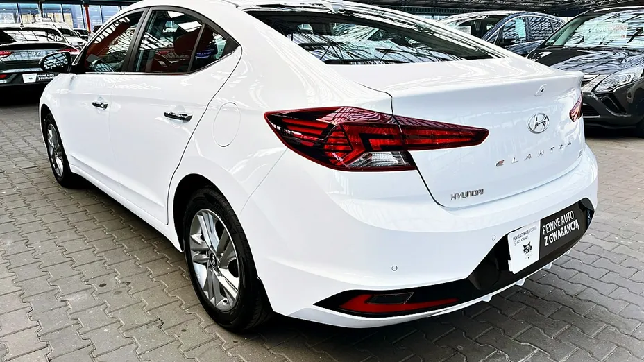 HYUNDAI Elantra -