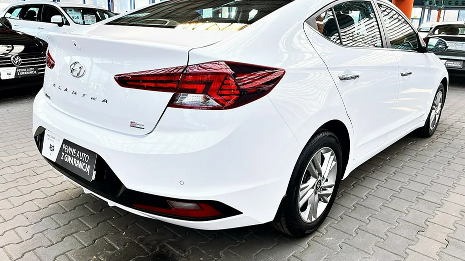 HYUNDAI Elantra -