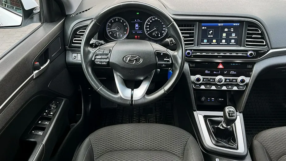 HYUNDAI Elantra -