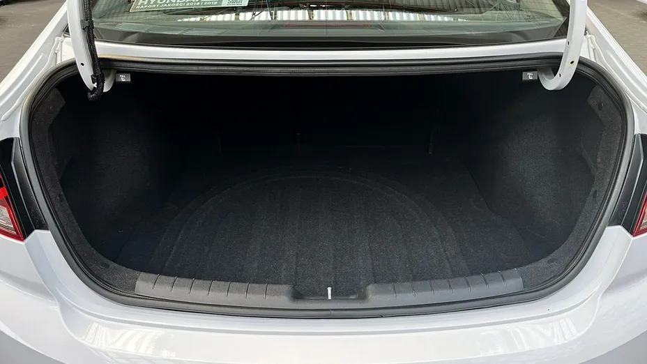 HYUNDAI Elantra -