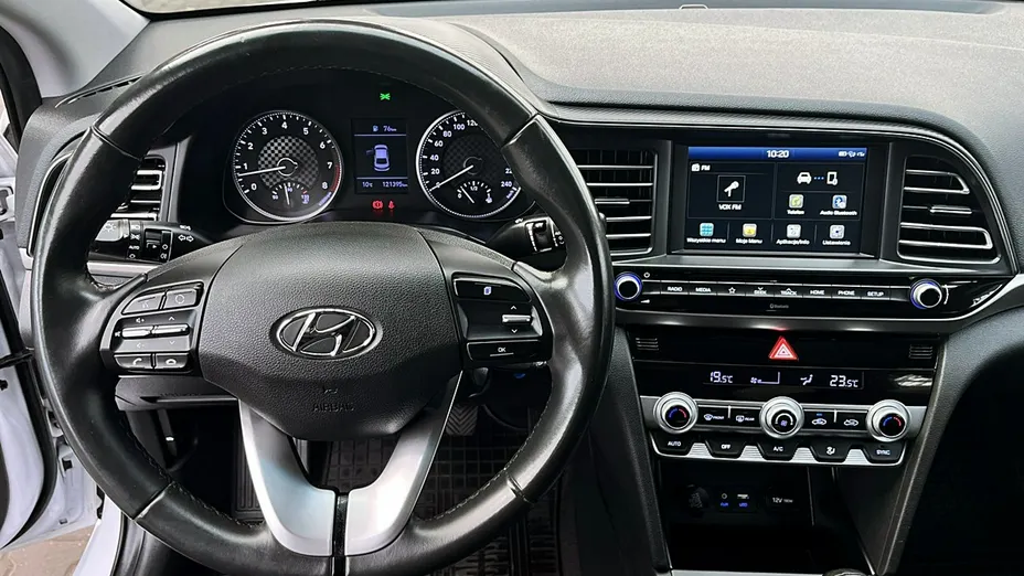 HYUNDAI Elantra -