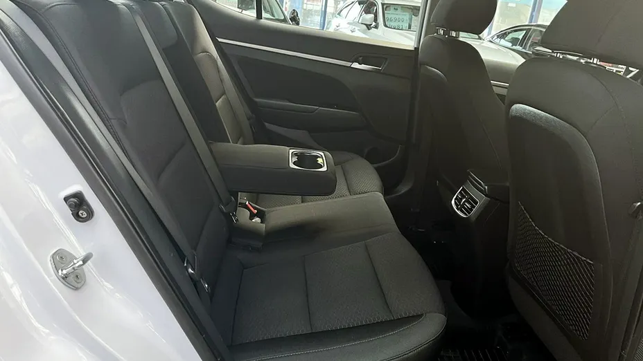 HYUNDAI Elantra -