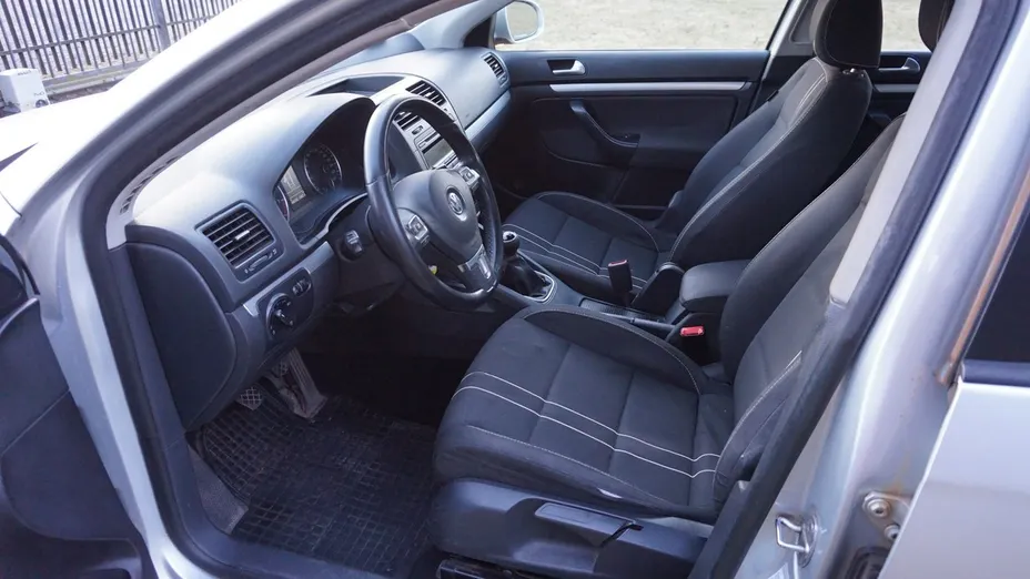 VOLKSWAGEN Jetta -