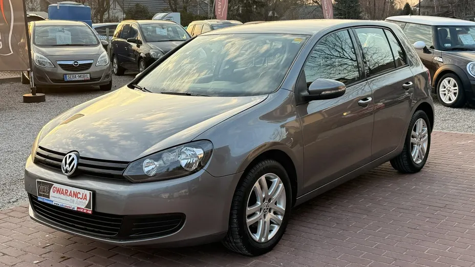 VOLKSWAGEN Golf -