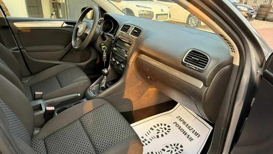 VOLKSWAGEN Golf -