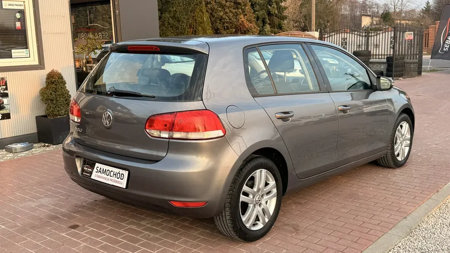 VOLKSWAGEN Golf -